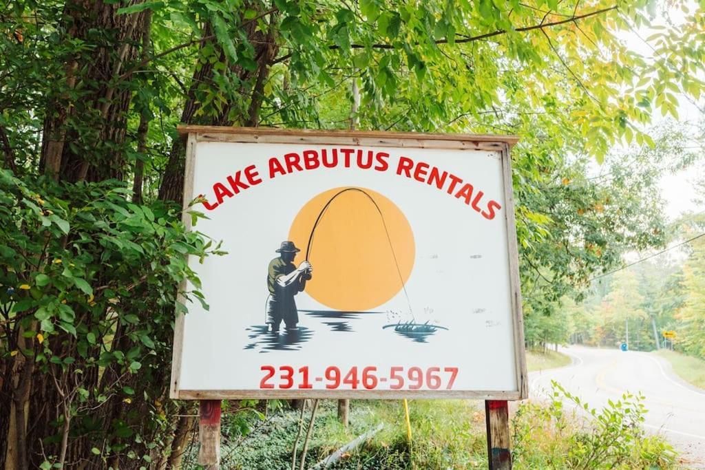 Arbutus Lake 3 Bedroom Cottage Traverse City Exterior photo